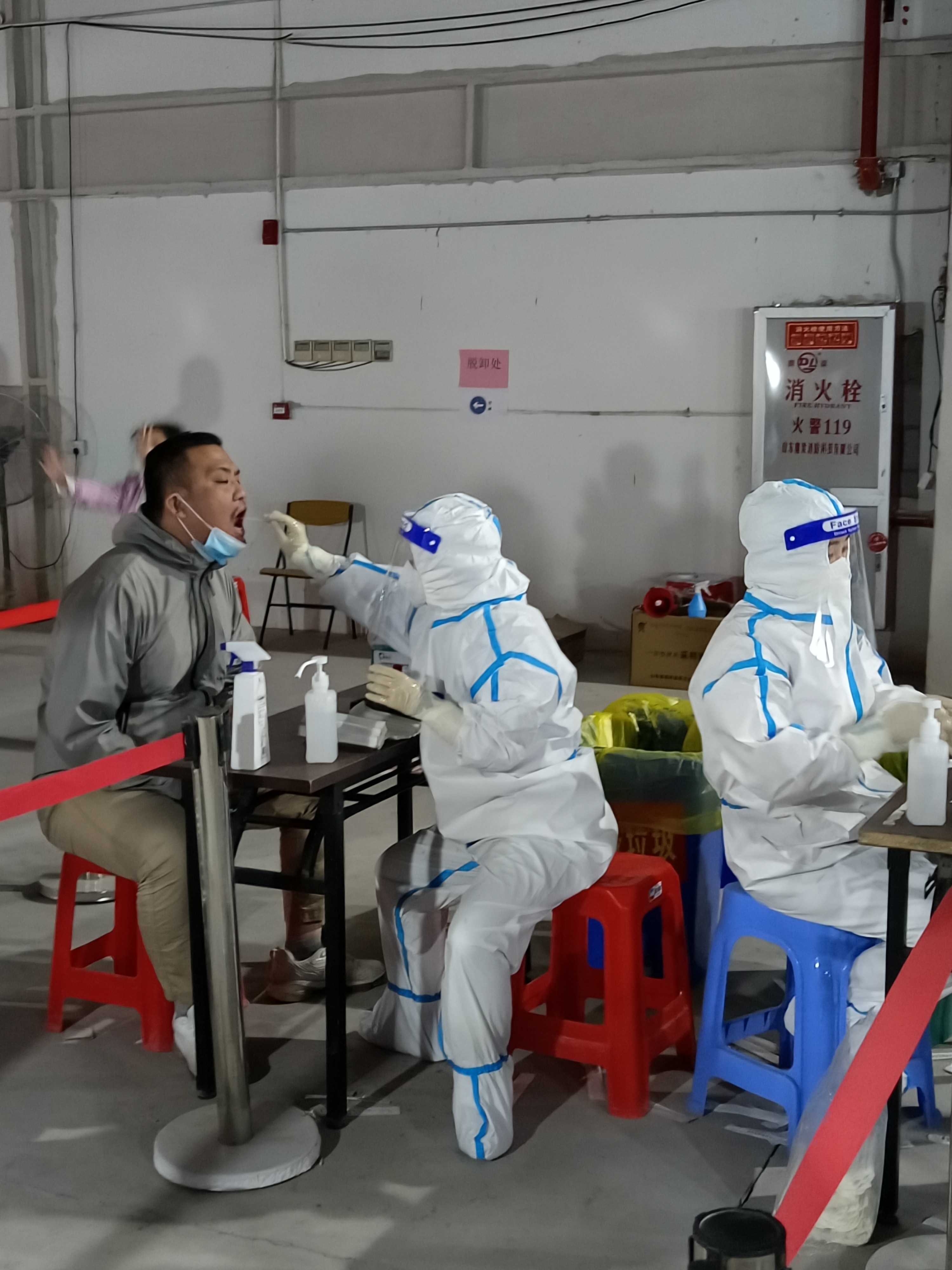 【凌晨组织测核酸？贵阳：和病毒赛跑/贵阳周末做核酸】-第1张图片