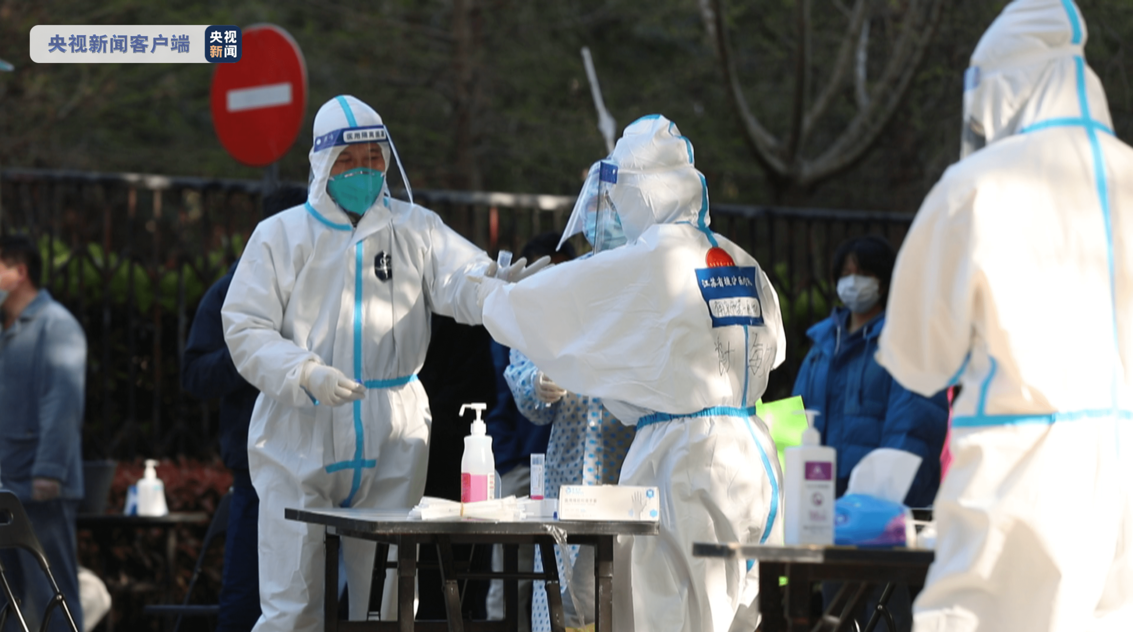 上海完成核酸采样继续封控,上海核酸检测可疑小区拉起警戒线-第1张图片